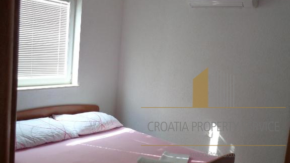 Investimento con vista mare: Casa con appartamenti a Lokva Rogoznica, a 250 m dalla spiaggia!