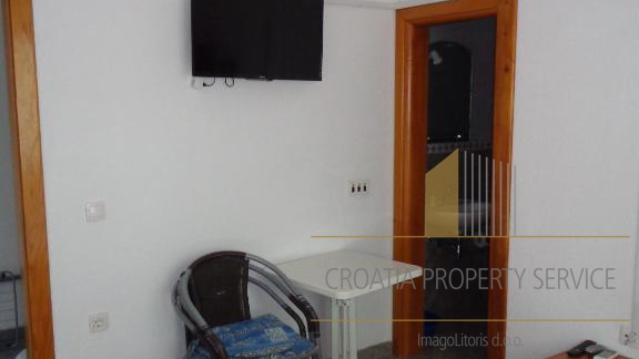 Investimento con vista mare: Casa con appartamenti a Lokva Rogoznica, a 250 m dalla spiaggia!