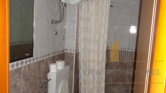 Investimento con vista mare: Casa con appartamenti a Lokva Rogoznica, a 250 m dalla spiaggia!