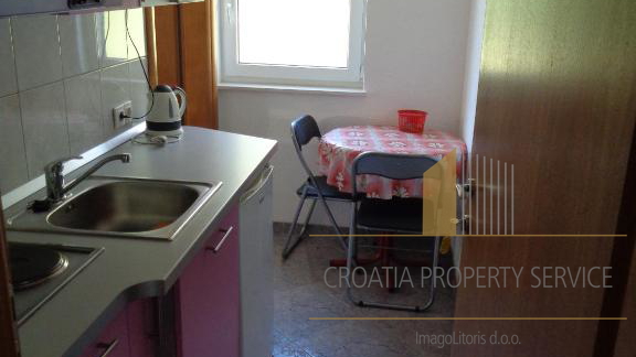 Investimento con vista mare: Casa con appartamenti a Lokva Rogoznica, a 250 m dalla spiaggia!
