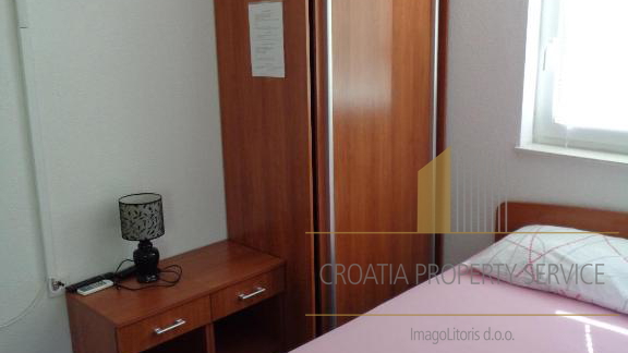 Investimento con vista mare: Casa con appartamenti a Lokva Rogoznica, a 250 m dalla spiaggia!