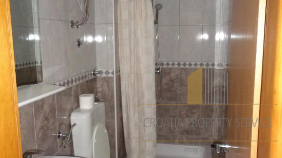 Investimento con vista mare: Casa con appartamenti a Lokva Rogoznica, a 250 m dalla spiaggia!
