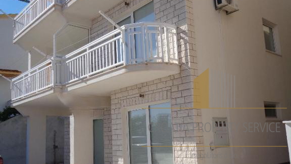 Investimento con vista mare: Casa con appartamenti a Lokva Rogoznica, a 250 m dalla spiaggia!