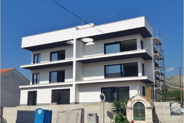 Luksuzni penthouse s strešno teraso v centru Trogirja!