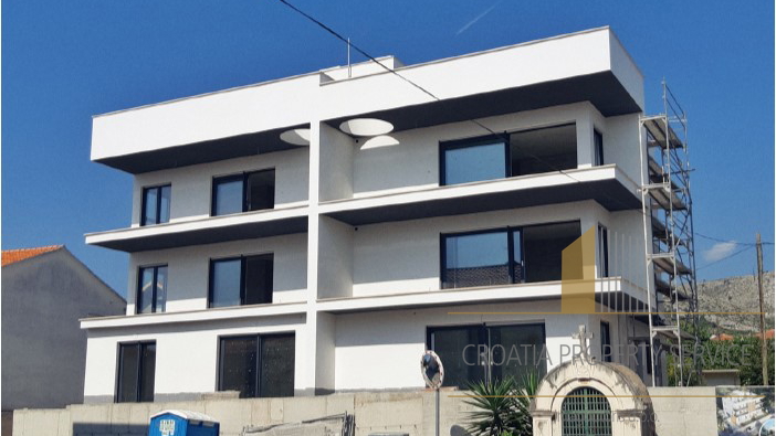 Luksuzni penthouse s strešno teraso v centru Trogirja!