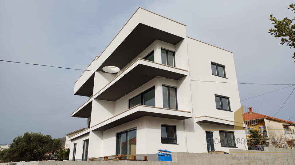 Luksuzni penthouse s strešno teraso v centru Trogirja!