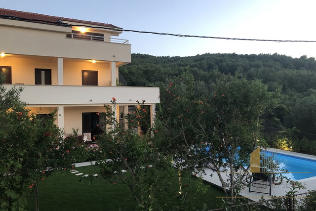 Beautiful villa with a pool 100 m from the sea on the island of Čiovo!