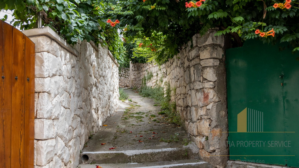 Elegantna kuća u srcu Rogoznice, drugi red uz more!