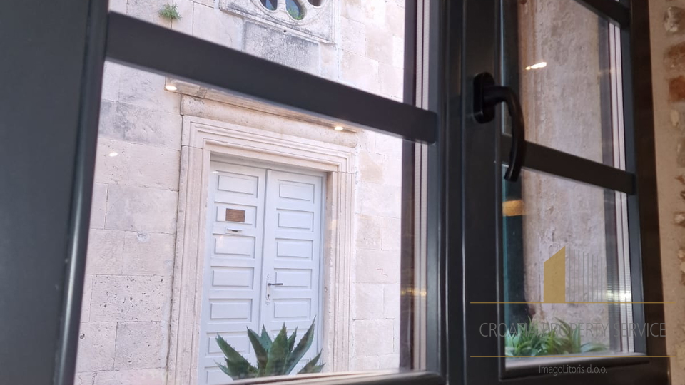 Bellissima casa in pietra nel centro di Kaštel Stari, a soli 50 m dalla spiaggia!
