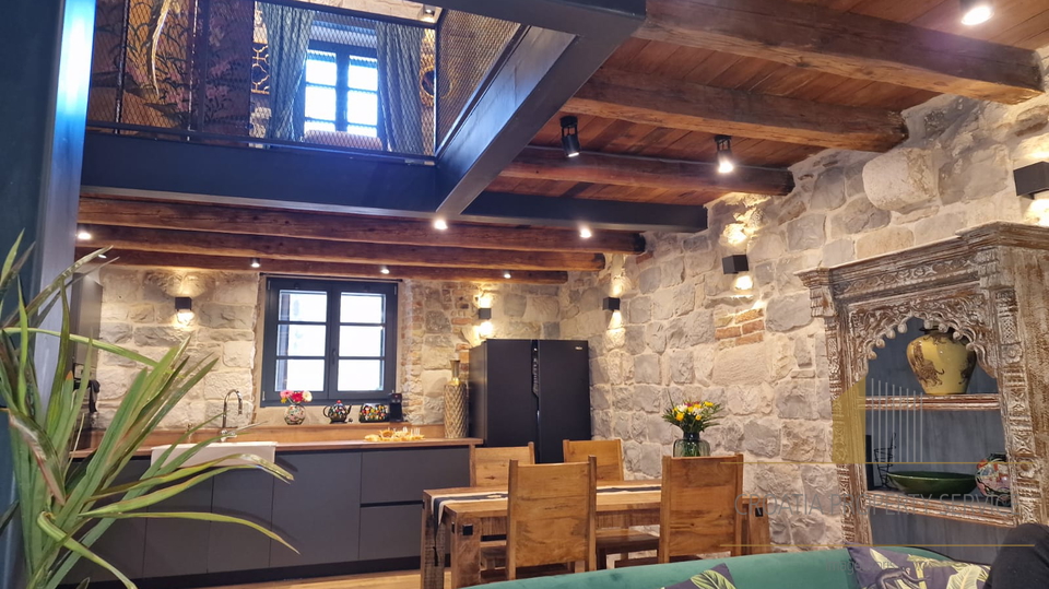 Bellissima casa in pietra nel centro di Kaštel Stari, a soli 50 m dalla spiaggia!