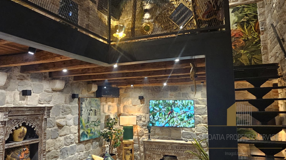 Bellissima casa in pietra nel centro di Kaštel Stari, a soli 50 m dalla spiaggia!