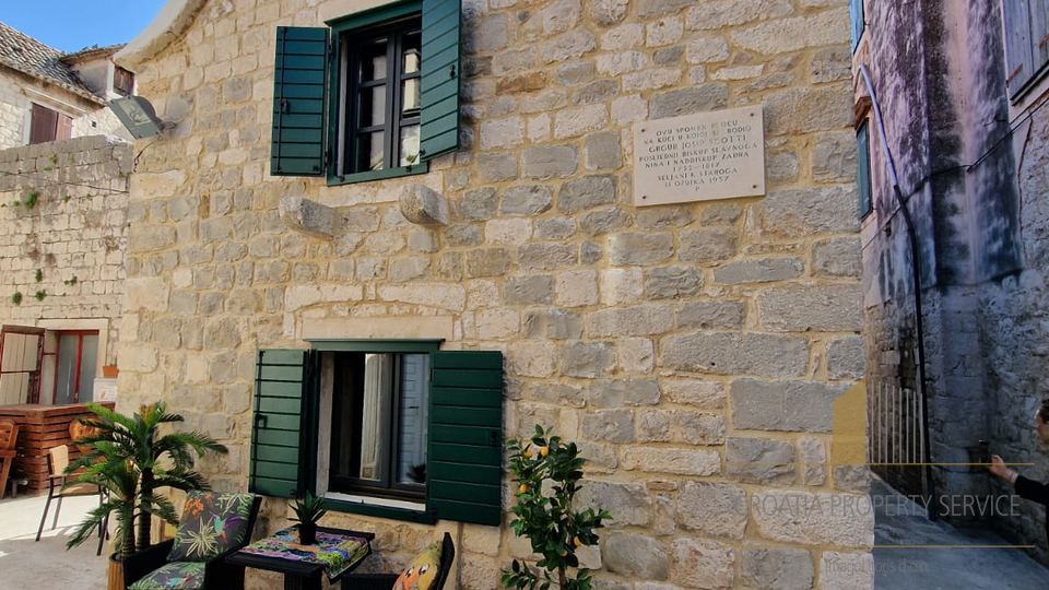 Bellissima casa in pietra nel centro di Kaštel Stari, a soli 50 m dalla spiaggia!