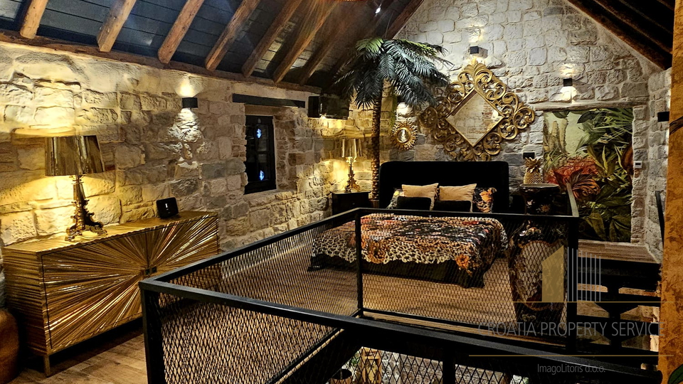Bellissima casa in pietra nel centro di Kaštel Stari, a soli 50 m dalla spiaggia!