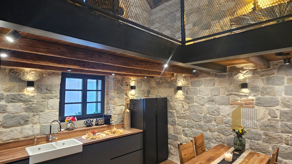 Bellissima casa in pietra nel centro di Kaštel Stari, a soli 50 m dalla spiaggia!