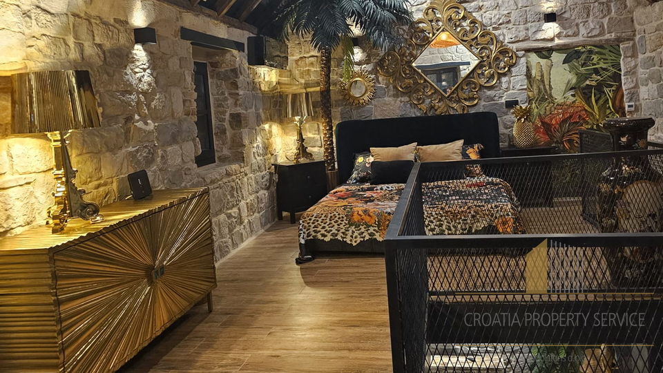 Bellissima casa in pietra nel centro di Kaštel Stari, a soli 50 m dalla spiaggia!