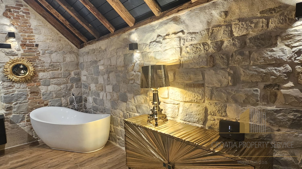 Bellissima casa in pietra nel centro di Kaštel Stari, a soli 50 m dalla spiaggia!