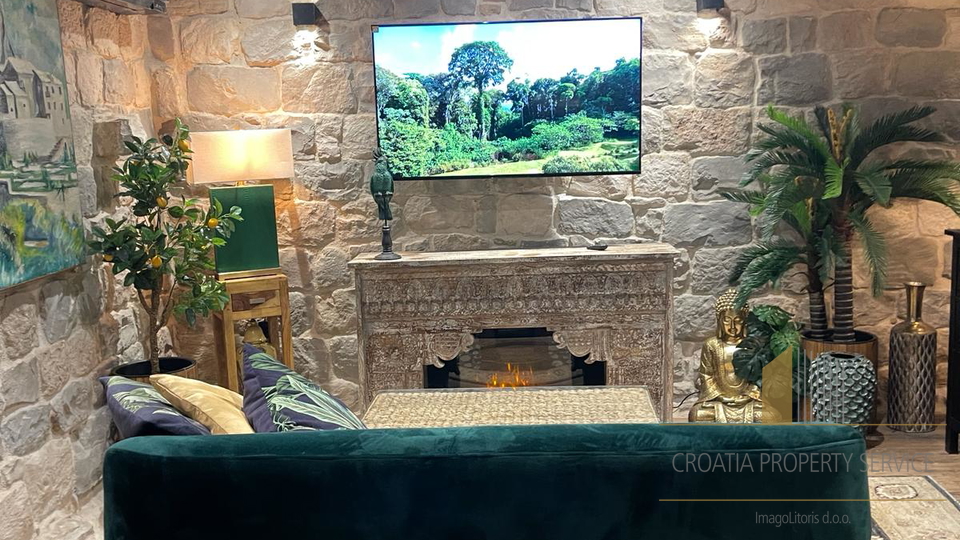Bellissima casa in pietra nel centro di Kaštel Stari, a soli 50 m dalla spiaggia!