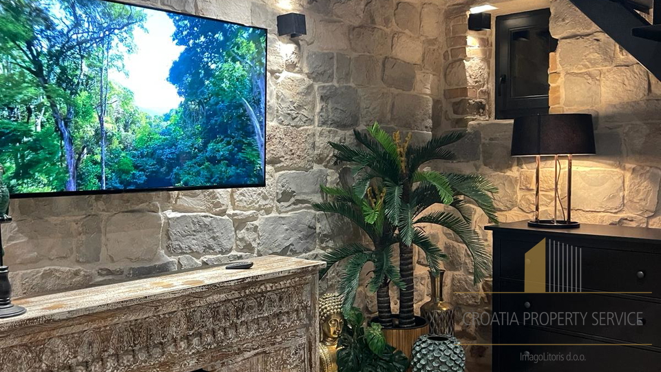 Bellissima casa in pietra nel centro di Kaštel Stari, a soli 50 m dalla spiaggia!