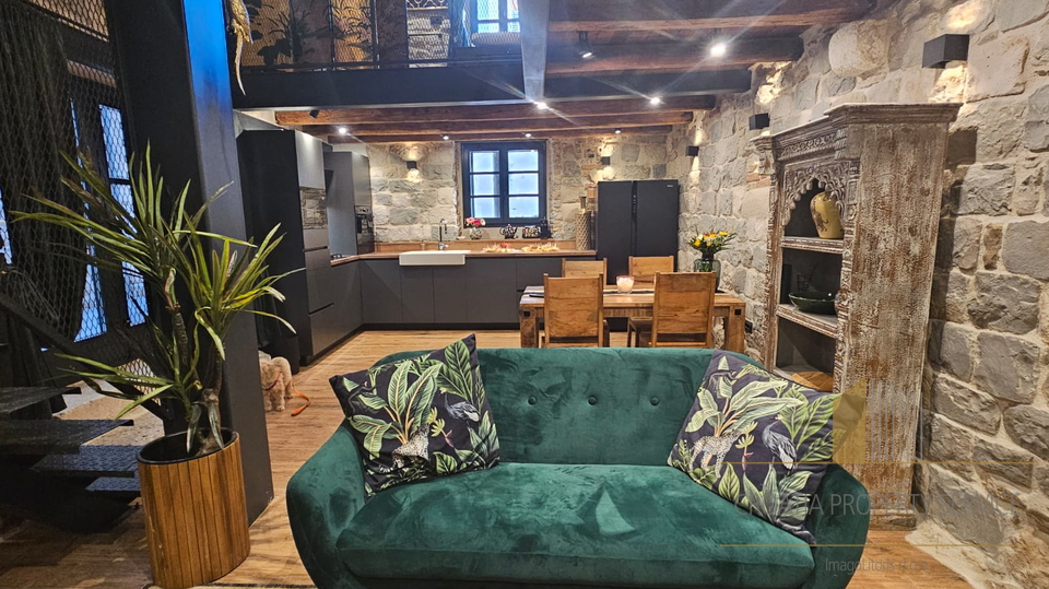 Bellissima casa in pietra nel centro di Kaštel Stari, a soli 50 m dalla spiaggia!