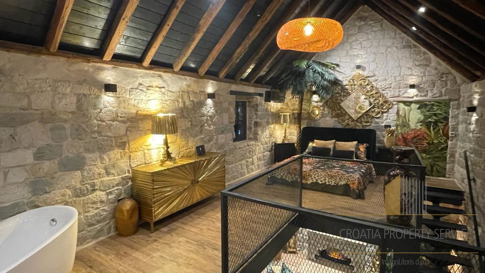 Bellissima casa in pietra nel centro di Kaštel Stari, a soli 50 m dalla spiaggia!