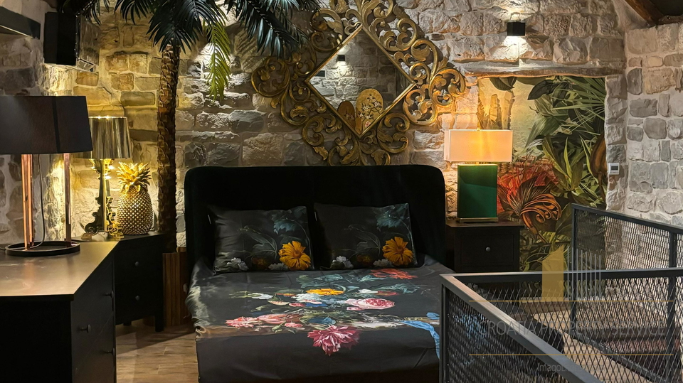 Bellissima casa in pietra nel centro di Kaštel Stari, a soli 50 m dalla spiaggia!