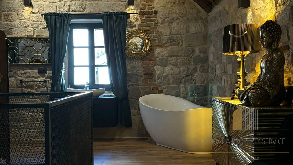 Bellissima casa in pietra nel centro di Kaštel Stari, a soli 50 m dalla spiaggia!