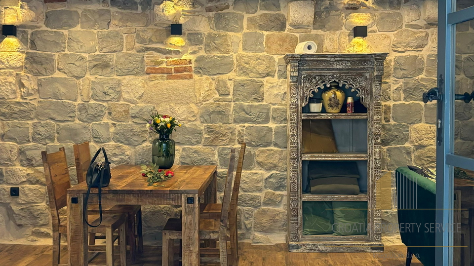 Bellissima casa in pietra nel centro di Kaštel Stari, a soli 50 m dalla spiaggia!