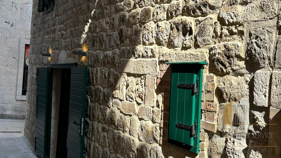 Bellissima casa in pietra nel centro di Kaštel Stari, a soli 50 m dalla spiaggia!