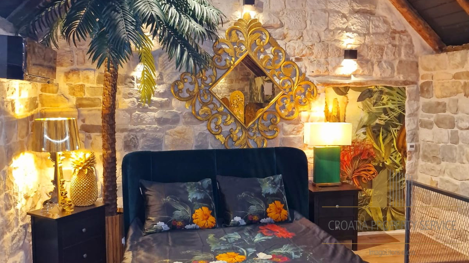 Bellissima casa in pietra nel centro di Kaštel Stari, a soli 50 m dalla spiaggia!