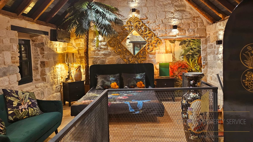 Bellissima casa in pietra nel centro di Kaštel Stari, a soli 50 m dalla spiaggia!