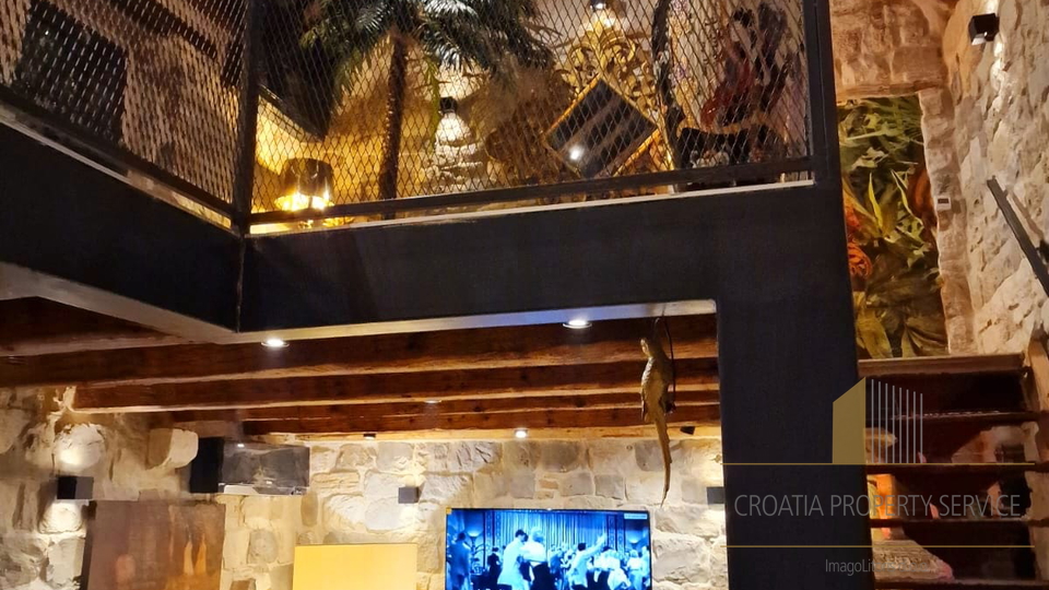 Bellissima casa in pietra nel centro di Kaštel Stari, a soli 50 m dalla spiaggia!