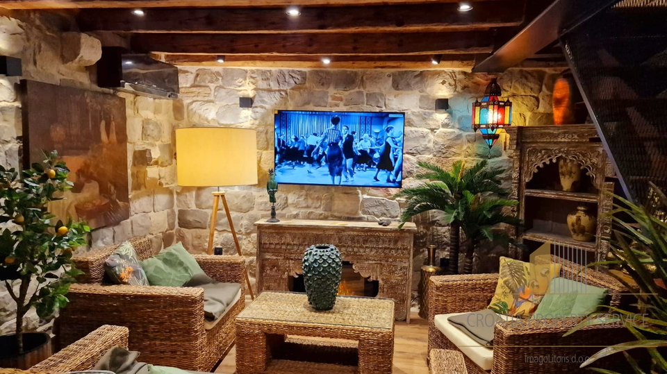 Bellissima casa in pietra nel centro di Kaštel Stari, a soli 50 m dalla spiaggia!