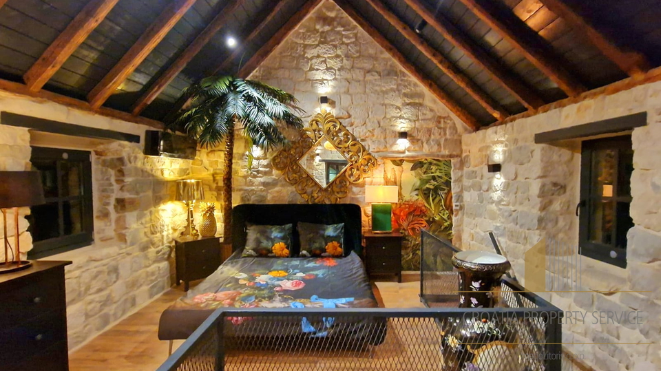 Bellissima casa in pietra nel centro di Kaštel Stari, a soli 50 m dalla spiaggia!
