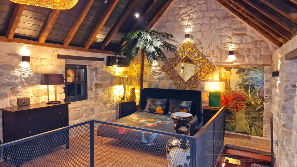 Bellissima casa in pietra nel centro di Kaštel Stari, a soli 50 m dalla spiaggia!