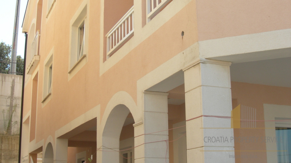 Eccellente casa con appartamenti vicino al mare con splendida vista