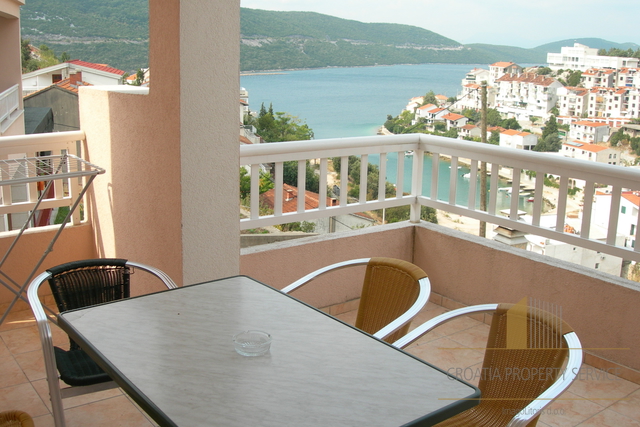Eccellente casa con appartamenti vicino al mare con splendida vista