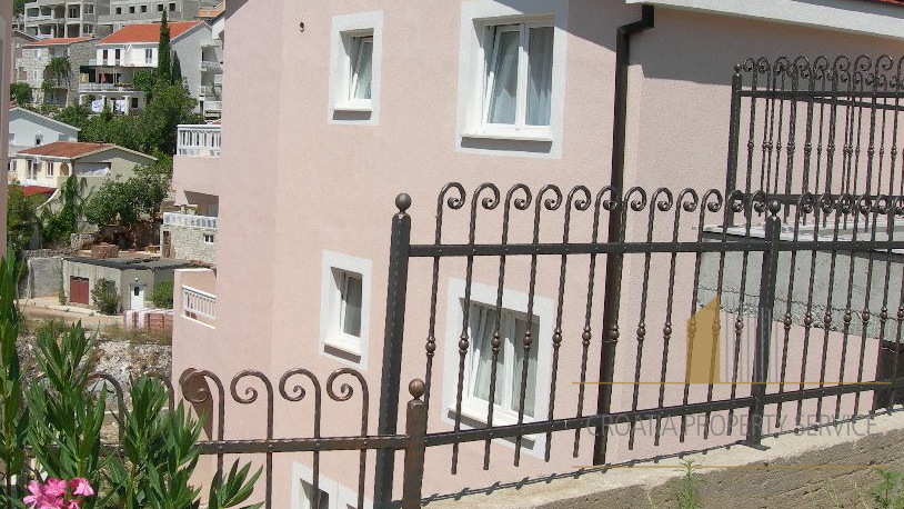 Eccellente casa con appartamenti vicino al mare con splendida vista