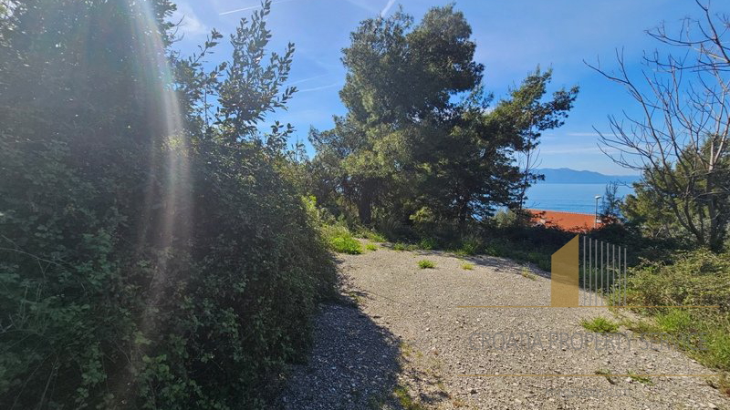 Terreno edificabile in seconda fila sulla spiaggia nella splendida riviera di Makarska!