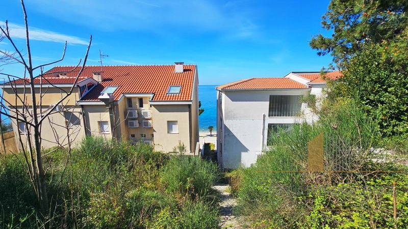 Terreno edificabile in seconda fila sulla spiaggia nella splendida riviera di Makarska!