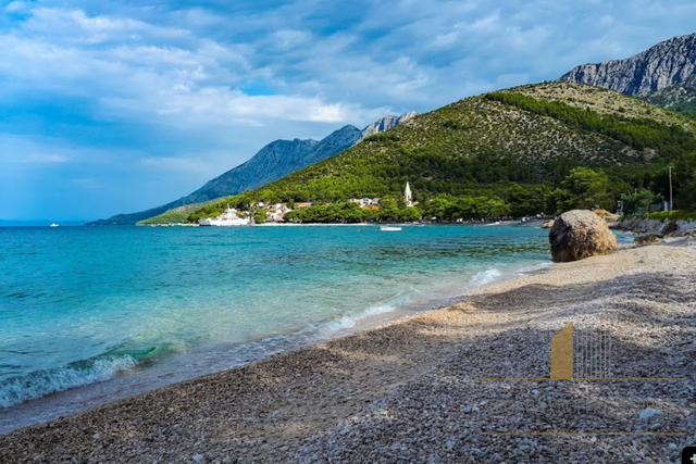 Terreno edificabile in seconda fila sulla spiaggia nella splendida riviera di Makarska!
