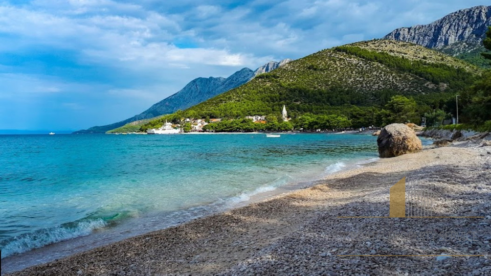 Terreno edificabile in seconda fila sulla spiaggia nella splendida riviera di Makarska!