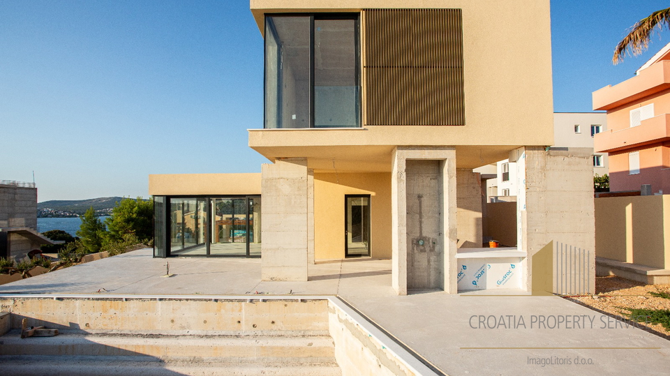 Nuova villa di lusso a 170 m dal mare – Ražanj!