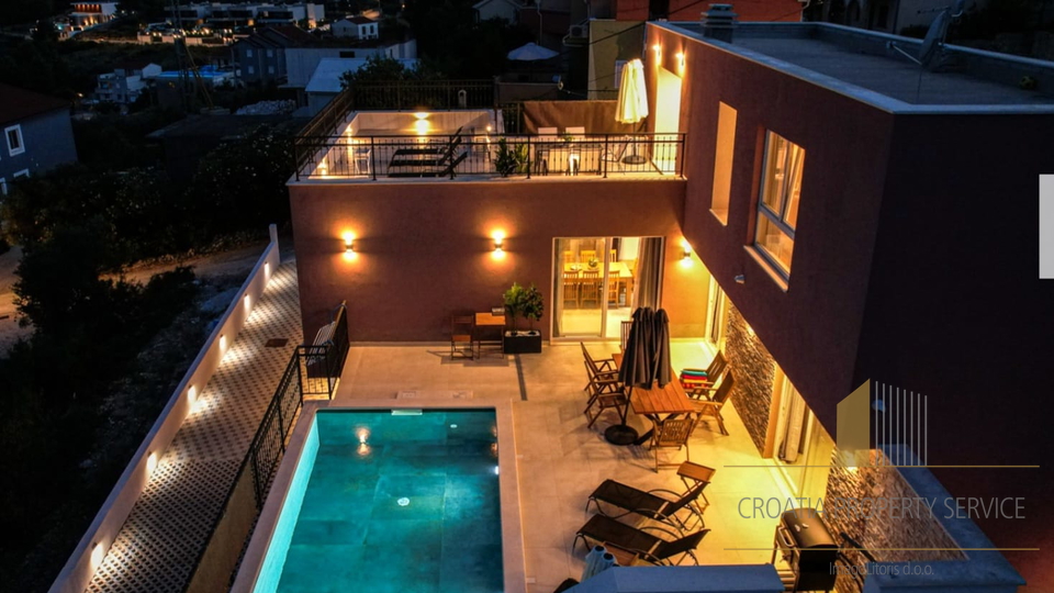 Luxury villa with a beautiful sea view in the vicinity of Trogir!
