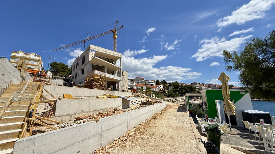 Luxuri&ouml;se Zweizimmerwohnung in einem Neubau&comma; erste Reihe am Strand auf der Insel &Ccaron;iovo&excl;