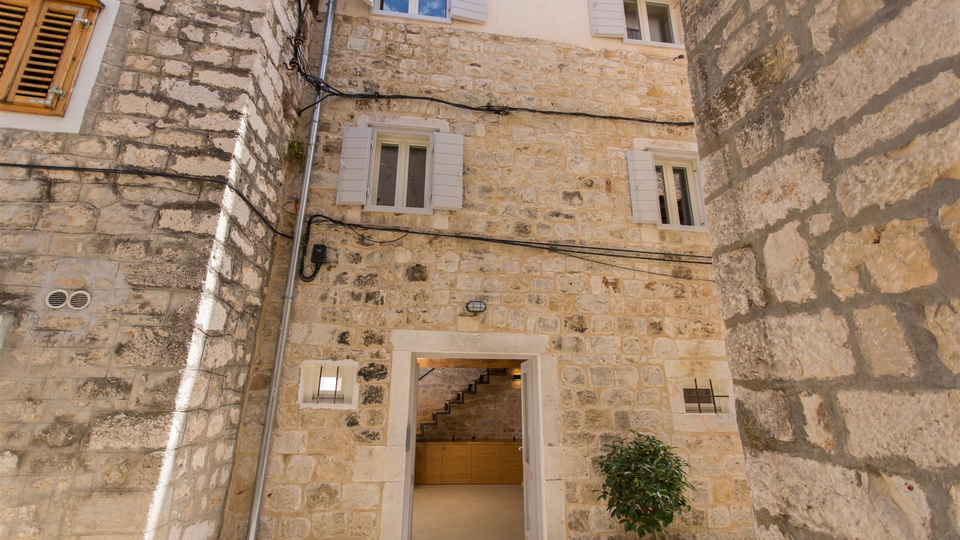 Luxuri&ouml;s renoviertes Steinhaus mit Terrasse &ndash; Trogir&excl;