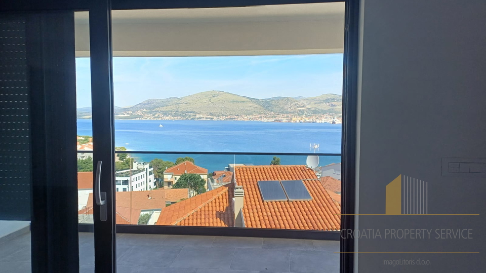 Luxury penthouse with a rooftop terrace 240 meters from the beach on the island of Čiovo!