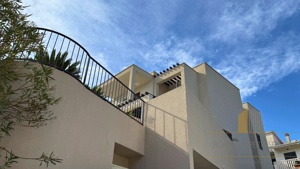 Villa moderna con piscina in una posizione fantastica, seconda fila dal mare sull'isola di Čiovo!
