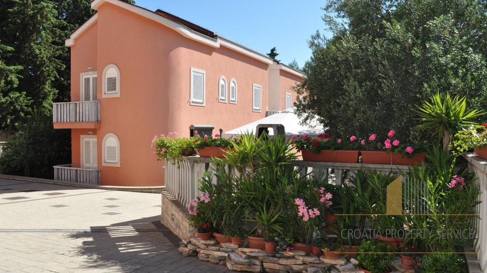 Beautiful apartment house first row to the sea – Sv. Filip i Jakov