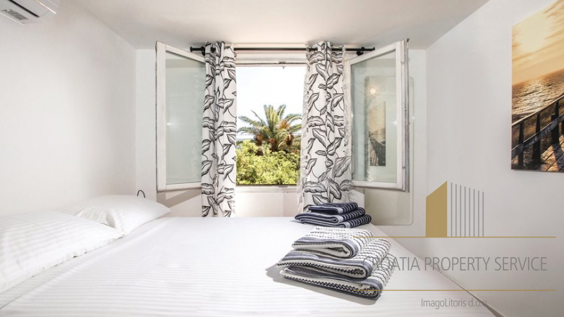 Prekrasna apartmanska kuća s bazenom u Vrboskoj, Hvar!