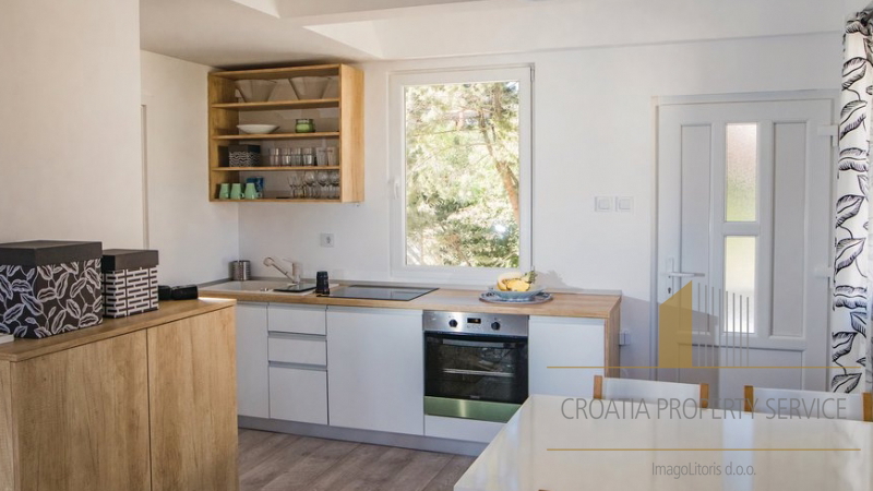 Prekrasna apartmanska kuća s bazenom u Vrboskoj, Hvar!